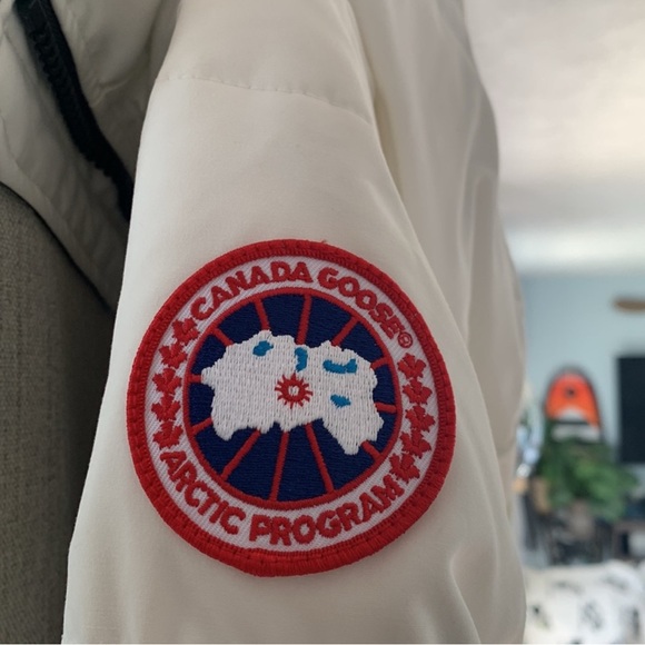 Canada Goose Shelburne Women's White Puffer Coat - Picture 9 of 15